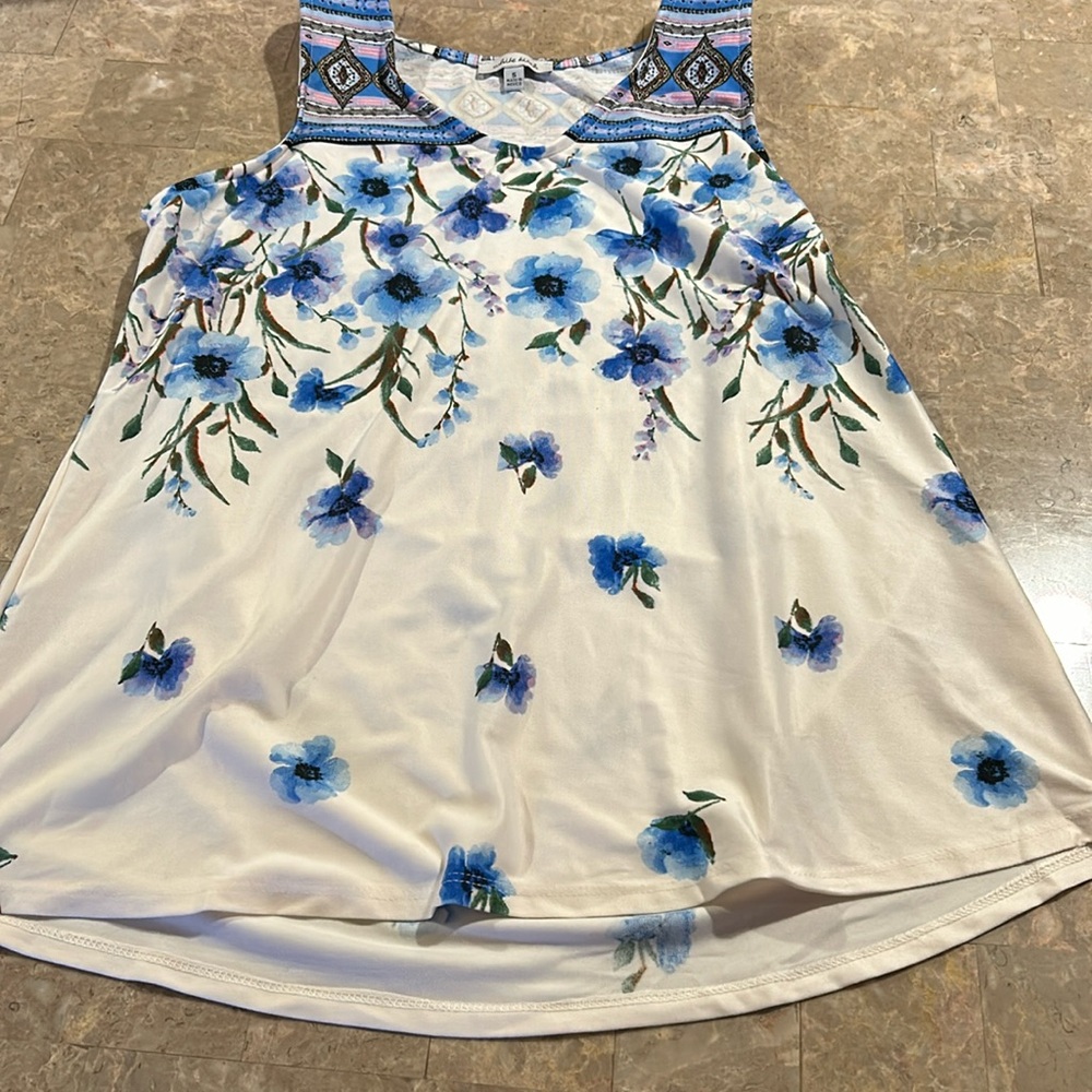 NWOT, Small white birch top, beautiful floral pattern, 95% polyester, 5% spandex
